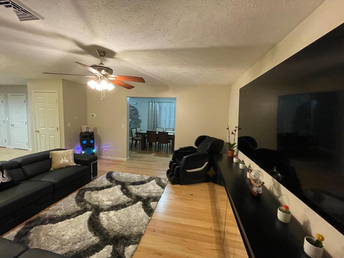 Gorgeous House Private Pool Hot Tub Playroom Holiday home *